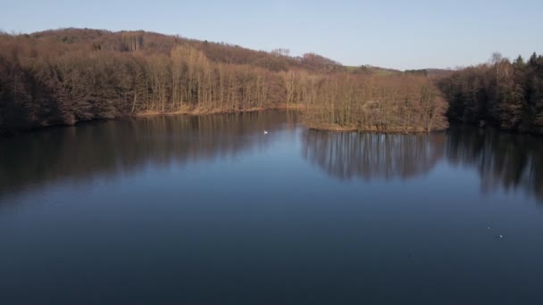 Big Blue Lake Leafless Brown Trees Its Shores Vibrant Sunset — Stockvideo