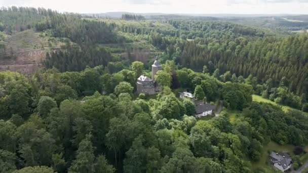 งโดรนด านหล งของปราสาท Wildenburg ทางตะว นออกเฉ ยงใต ของหม Friesenhagen ในภ — วีดีโอสต็อก
