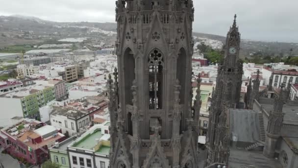 Primer Plano Del Campanario Estilo Neogótico Iglesia Arucas Las Islas — Vídeo de stock