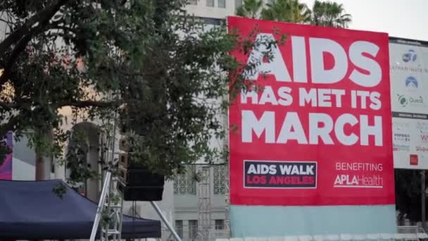 ロサンゼルスで3月のエイズのための大きなバナーの広いショット — ストック動画