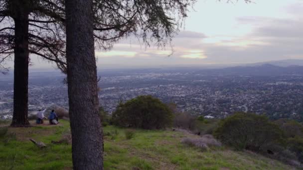 Drone Shot Two Hikers Top Mountain Look Out Scenic Overlook — Vídeos de Stock