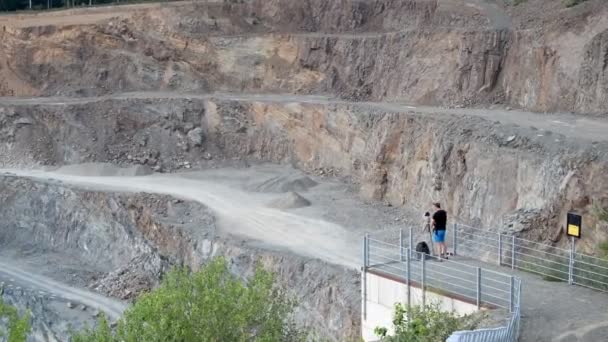 从观景台向内倾斜或向洞内看仍在操作的矿脉石矿 — 图库视频影像