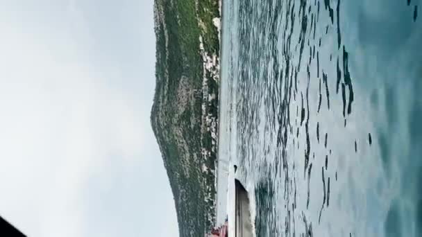 Проплывающие Мимо Туристы Которые Отдыхают Дубровнике Другой Яхте — стоковое видео