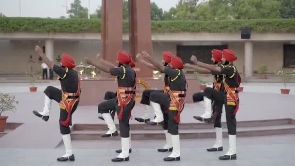 インドのニューデリーにある国立戦争記念公園内のオベリスクと永遠の炎の前で 軍事退役軍人がステーショナリー ドリル コマンドを実行します スローモーション — ストック動画