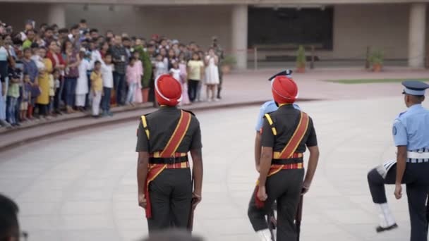 Indiase Soldaten Bewakers Tonen Retreat Drill Bij National War Memorial — Stockvideo