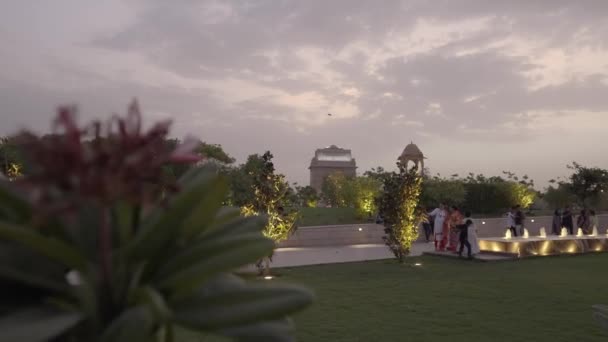 Einheimische Erkunden Wunderschöne Landschaften Des Nationalen Kriegsdenkmals Neu Delhi Weitwinkelaufnahme — Stockvideo