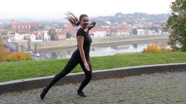 Şehir Manzarası Önünde Dans Eden Güzel Bir Bayan Dansçı — Stok video