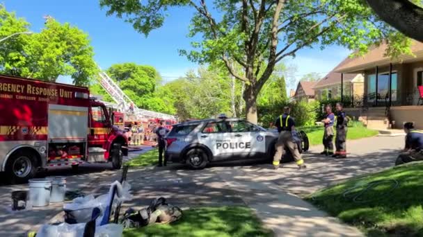 Пожарные Полиция После Пожара Потушены Солнечный День — стоковое видео
