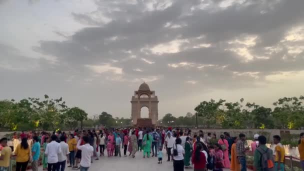 Menschen National War Memorial Mit Baldachin Und India Gate Hintergrund — Stockvideo