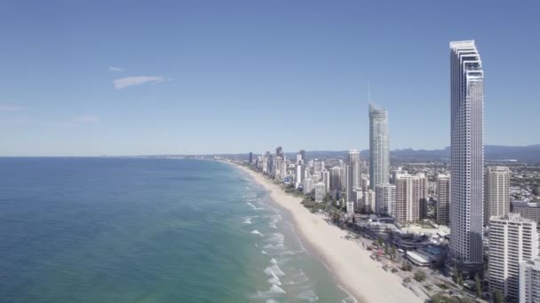 在黄金海岸上有海滨避风港和海景的当代酒店 澳大利亚昆士兰州的冲浪者天堂住宿 空中后撤 — 图库视频影像