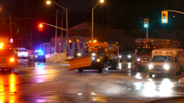 Éjszakai Jelenet Snow Removal Truck Öntő Oldat Aszfalt Rendőrség Tűzoltók — Stock videók