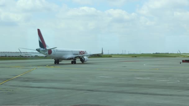 Vue Ensemble Avion Réaction Hop Air France Circulant Vers Piste — Video