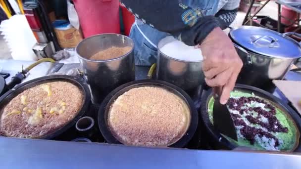 Människans Hand Matlagning Pannkakor Tenn Pannor — Stockvideo