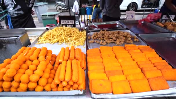 Mehrere Auslagen Von Frittiertem Essen Auf Der Straße — Stockvideo