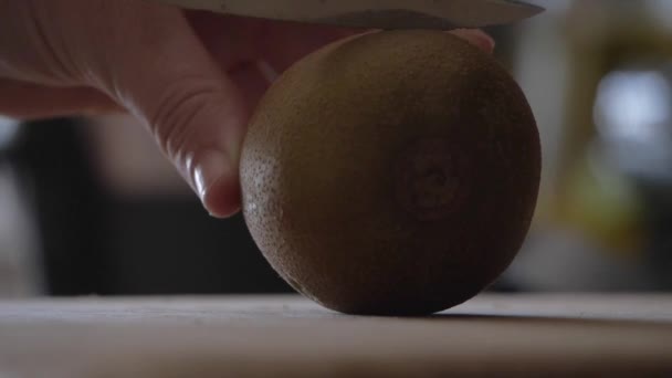 Main Féminine Tranchant Fruit Kiwi Deux Avec Couteau Pointu Avec — Video