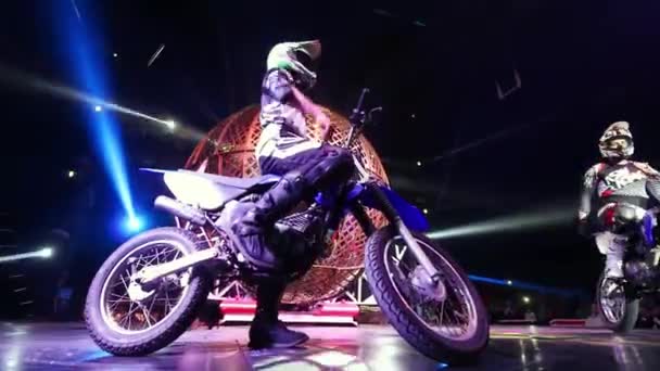 Deux Cascades Moto Entrent Dans Globe Death Pour Effectuer Spectacle — Video