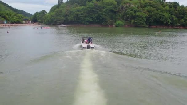 Aerial Tracking Shot Small Speedboat Closing Beach Vegetation Background — 비디오