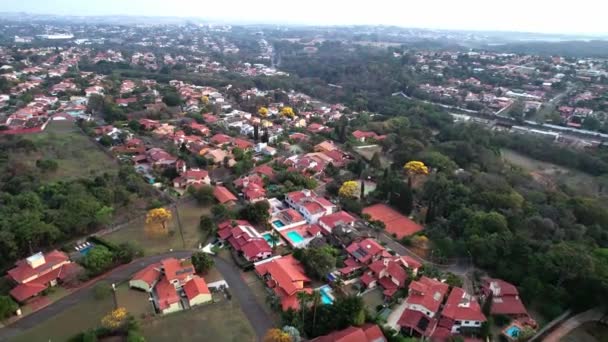 Flyover Suburban Neighborhood Top View Houses Rooftops Vegetation Yellow Tree — Stockvideo