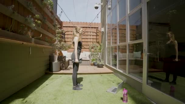 White Woman Doing Squats Her Back Yard Front Her Computer — Wideo stockowe