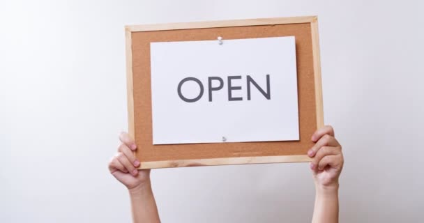 Woman Hand Shows Paper Board Word Open White Studio Background — Stock videók