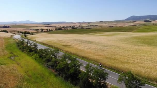 Воздушный Кадр Байкера Холмах Валь Орча Tuscany Italy — стоковое видео