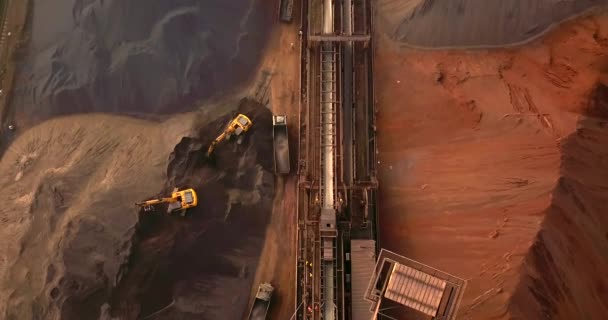 Excavators Loading Dump Trucks Coal Stockpile Paradip Port India Aerial — Vídeo de Stock