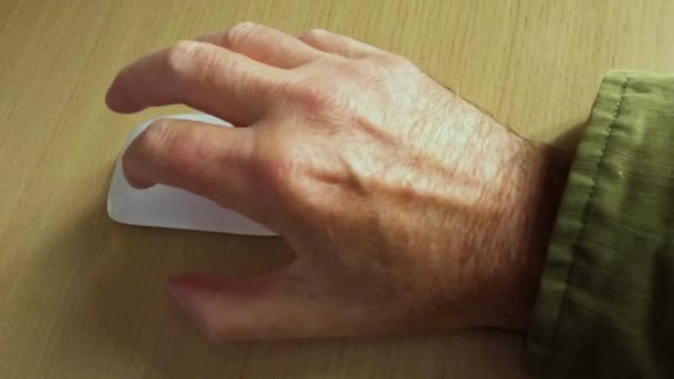 Mature Hand Stretches Out While Using Mouse Repetitive Strain Joint — Vídeo de stock