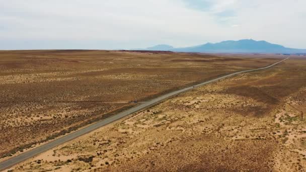 Car Driving Hot Desert Road Mountain Background Utah Usa Aerial — Αρχείο Βίντεο