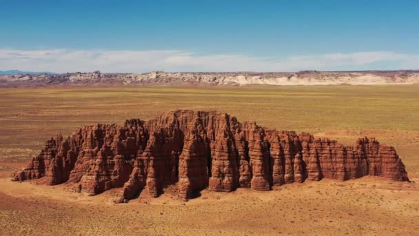 Massive Red Rock Formation Towering Middle Dead Wild West Desert — ストック動画