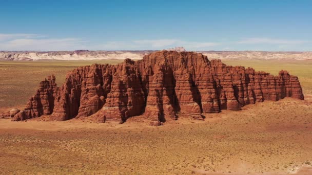 Elevated Aerial Panning Massive Red Rock Formation Utah Desert — стоковое видео