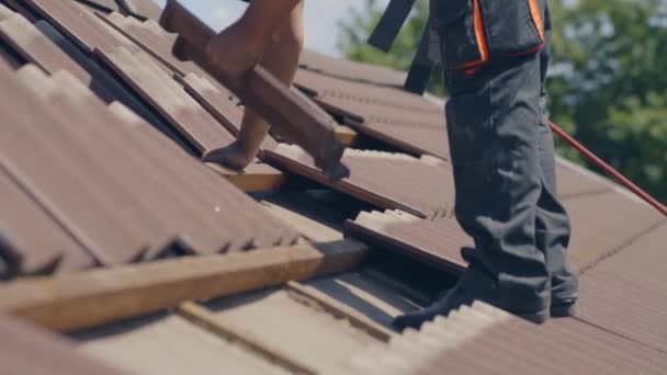 Roofer Removing Tiles Roof Roofing Solar Panel Installation Industry Scene — Vídeo de Stock