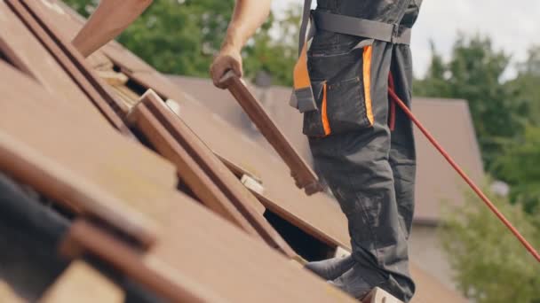 Roofing Scene Worker Rooftop Removing Tiles Working Solar Installation Company — Video