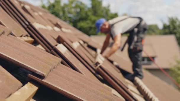 Professional Roofer Rooftop Safety Harness Working Roof Tiles — стоковое видео