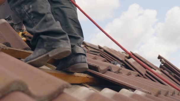 Close Worker Walking Rooftop Roof Tile Removal Safety Work — Vídeo de Stock