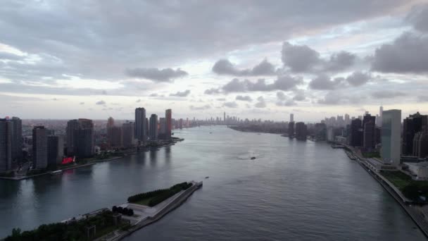 Aerial View East River Moody Evening Manhattan New York Usa — ストック動画