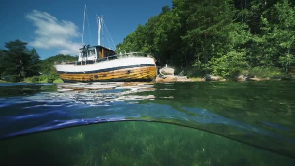 Wooden Old School Boat Moored Shore Water Split View — Vídeo de stock