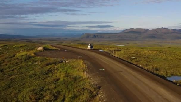 Road Trip Alaska Couple Enjoying Nature Scenery Endless Wild Tundra — Vídeo de stock