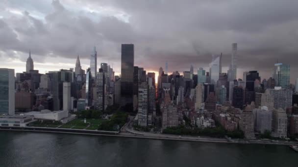Вид Воздуха Речную Сторону Среднего Востока Мрачный Вечер Нью Йорке — стоковое видео