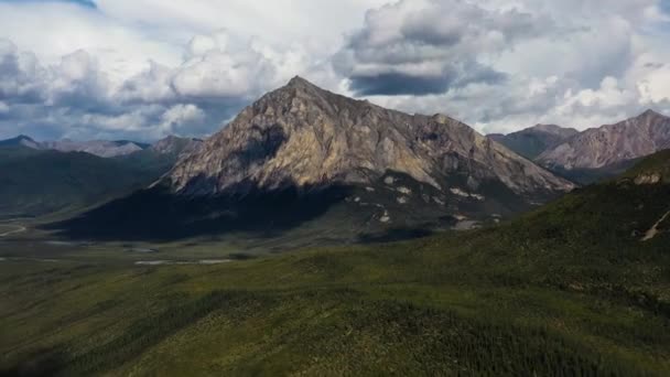 Aerial Drone Zoom Sukakpak Mountain Brooks Range Alaska Summer — Stock videók