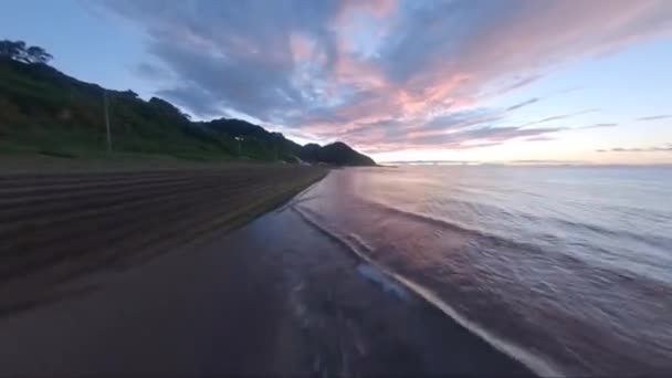 Fpv Drone Άποψη Της Ιαπωνικής Θάλασσας Στο Ηλιοβασίλεμα — Αρχείο Βίντεο