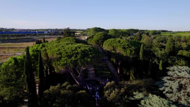 Γυρίζοντας Πίσω Βίλα Που Είναι Κρυμμένη Στα Δέντρα Στο Montpellier — Αρχείο Βίντεο