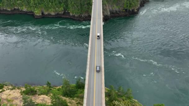 Overhead Aerial View Cars Driving Deception Pass Bridge Pacific Ocean — Vídeos de Stock