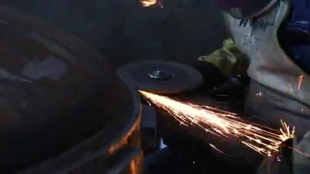 Worker Polishing Boiler Cover Detail Shot — Vídeo de stock