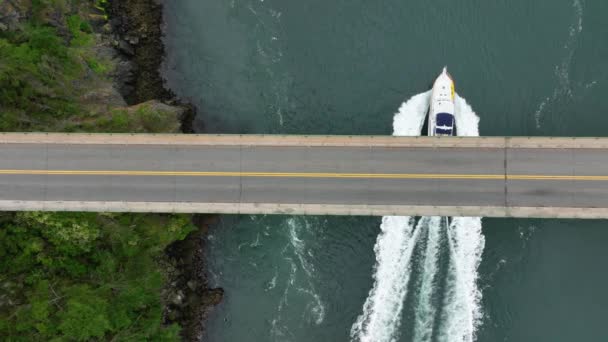 Top Aerial Shot Deception Pass Bridge Large Yacht Traveling — Vídeos de Stock