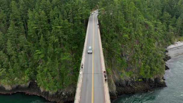 Overhead Aerial Shot Car Driving Deception Pass Bridge Washington State — Vídeo de stock