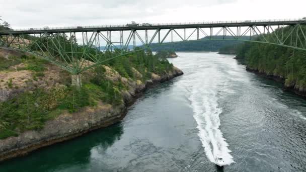 Aerial View Boat Passing Bridge Deception Pass Drone Ascends Show — Vídeos de Stock
