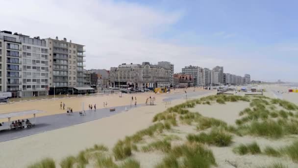 People Walk Enjoy Summertime Scenery Town Belgian Beach Nieuwpoort Belgium — Vídeo de stock