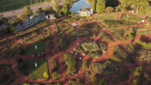 Group Tourist Walking Rosedal Palermo Buenos Aires Sunset Orbit Shot — Stockvideo