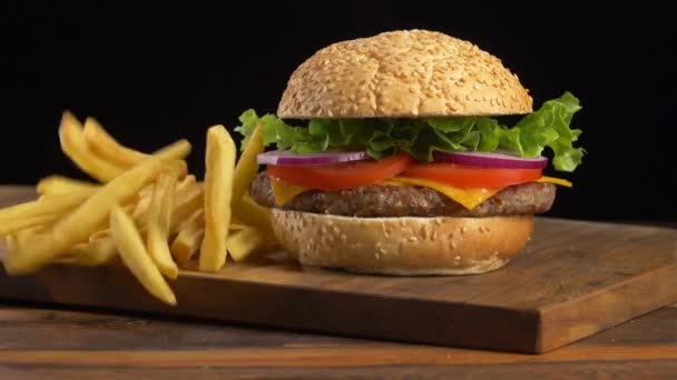 Burger Chopping Board Fries Falling Side — Vídeo de Stock