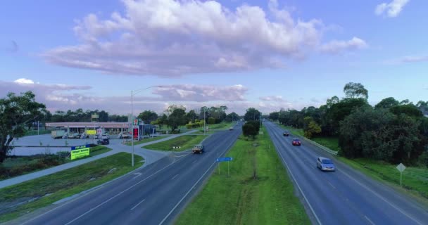 Drone Shotted Cinematic Footage Several Cars Travelling Highway Lush Vegetation — Vídeos de Stock